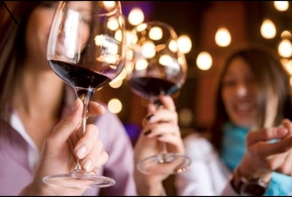 Tại sao đáy các chai rượu vang thường được làm lõm